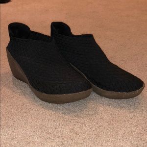 Bernie Mev. Wedge Booties